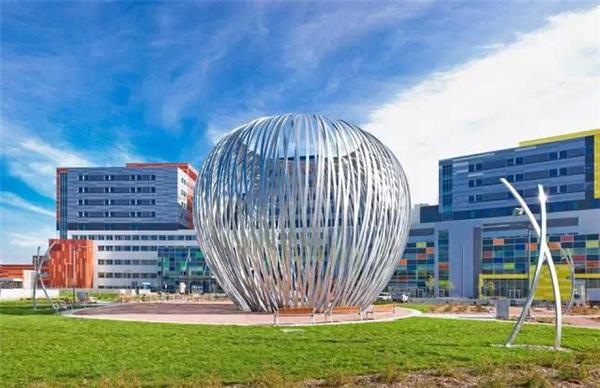 加拿大麦吉尔大学健康中心前的拥抱雕塑