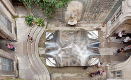 空中浮动的“云”掉下来变成雕塑了……