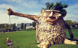 废旧木材创作的巨大神秘雕塑，你怕吓人？其实它们好有爱的……