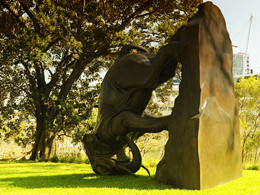 新西兰艺术家雕塑：“世界在转动”