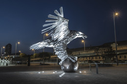 雄鹰展翅-欧洲最大的鸟类纪念碑雕塑亮相匈牙利