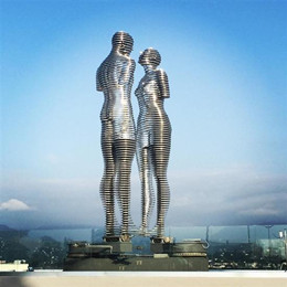格鲁吉亚雕塑家以悲剧小说为原型打造8米人物雕塑
