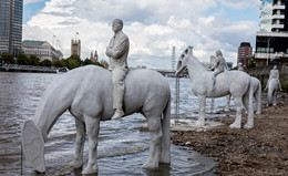 泰晤士河边期待“被淹”的景观雕塑
