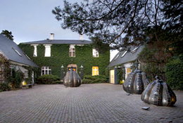 草间弥生的波点雕塑世界