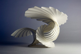 纸，竟也能创造成如此恢弘大气的雕塑