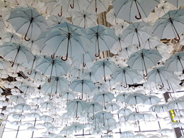 上千把白伞打造室内云顶雕塑艺术空间