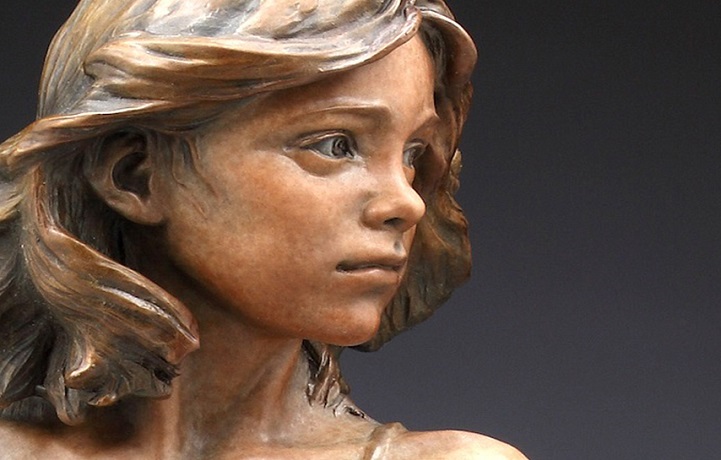 栩栩如生的青铜雕塑女孩