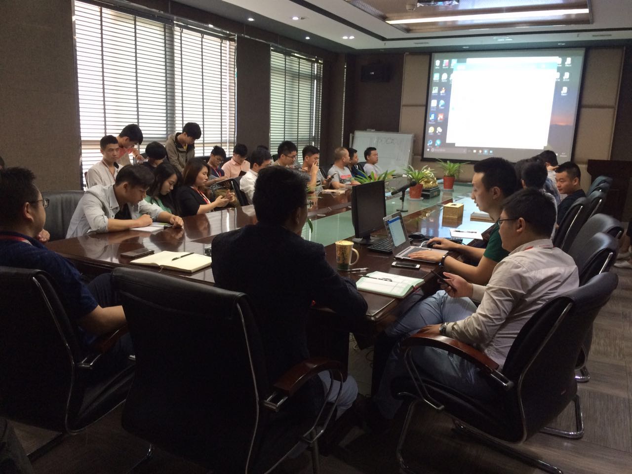 【美景·新闻】美景推动办公“无纸化”，全体员工培训钉钉软件使用