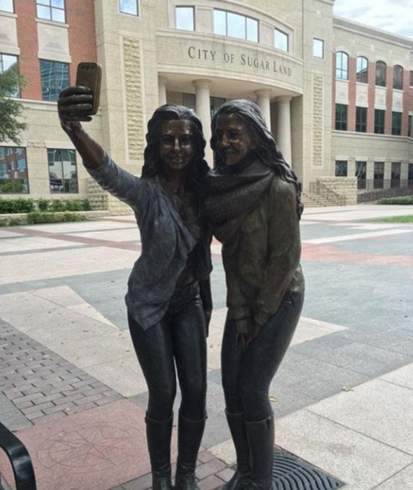 文化还是病态？美国自拍雕像引发争论