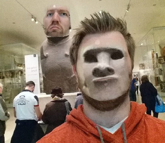 小伙与博物馆雕像