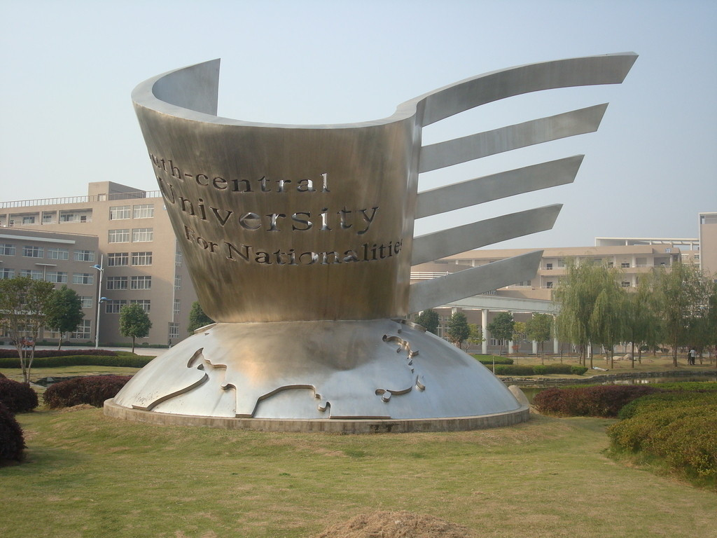 现代雕塑材料和颜色的选取