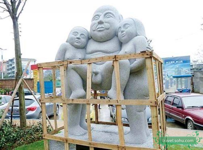 公共场合雕塑莫太任性大尺度