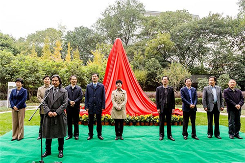 吴为山创作袁枚雕像在随园故址揭幕