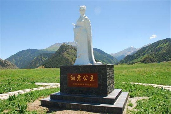 细君公主雕像在新源县那拉提景区落成