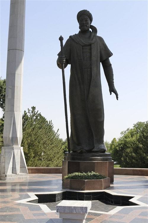 纳沃伊雕像落户上海