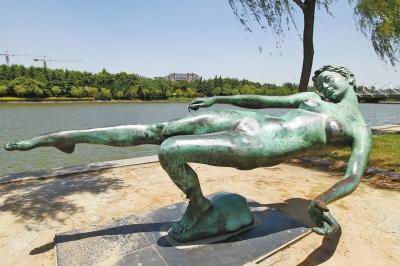 郑州女雕塑被摸得发亮 污损城市雕塑拟罚5000元