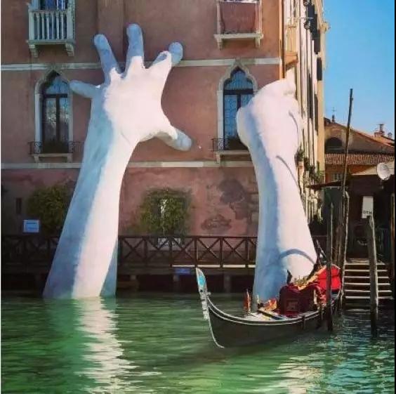 威尼斯河道巨手雕塑 警示气候变化