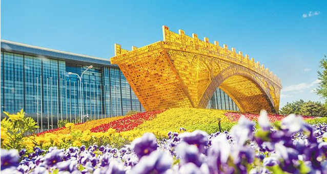 湘籍艺术家雕塑作品《丝路金桥》亮相国家会议中心前广场