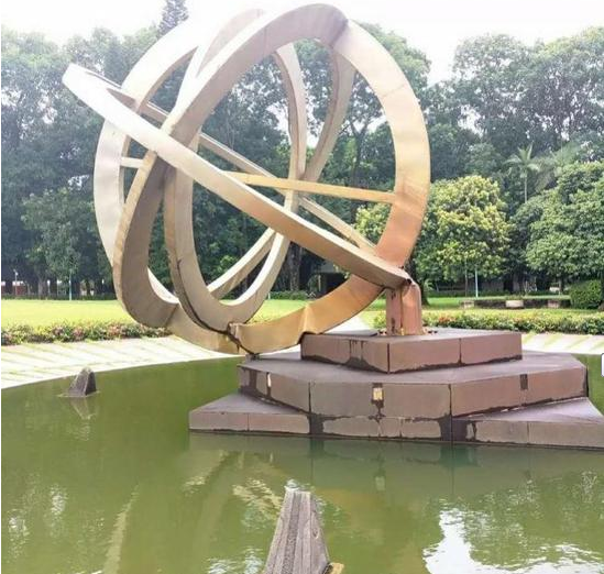 深圳大学雕塑突然歪倒