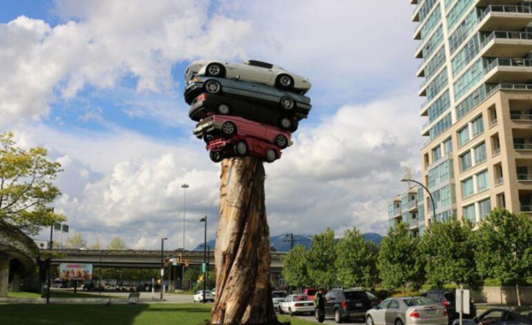 不一样的汽车雕塑作品