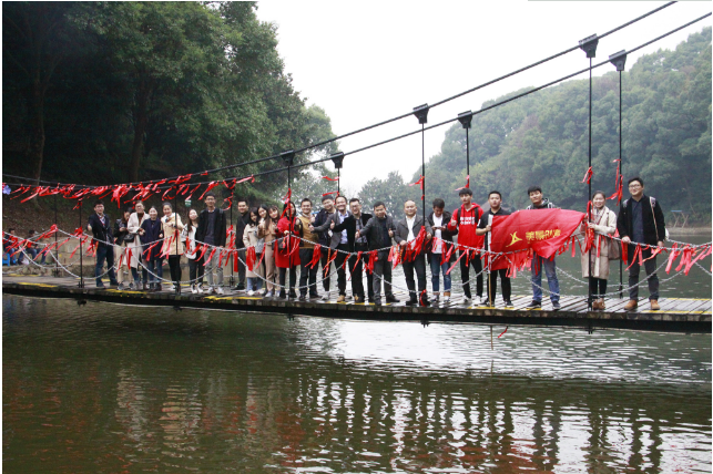 随着秋天的脚步，美景创意走进山鹰潭度假村