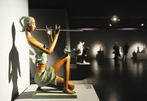 许鸿飞雕塑与市民“零距离”接触