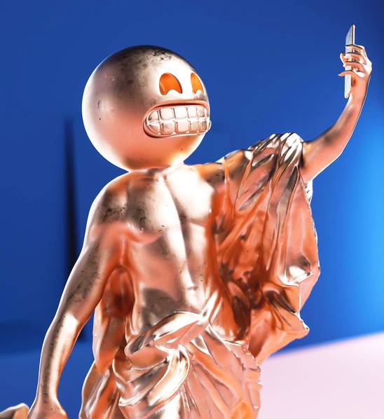 当雕塑头顶表情包，不一样的艺术美