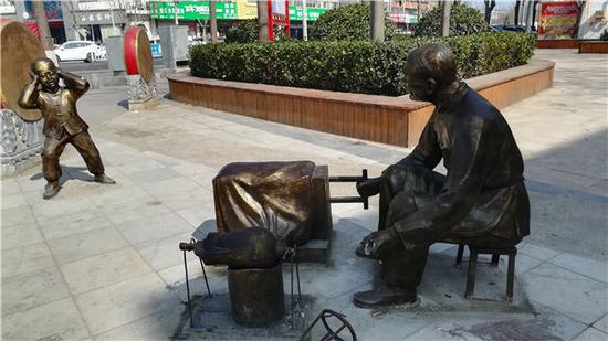 再现童年记忆的街头雕塑