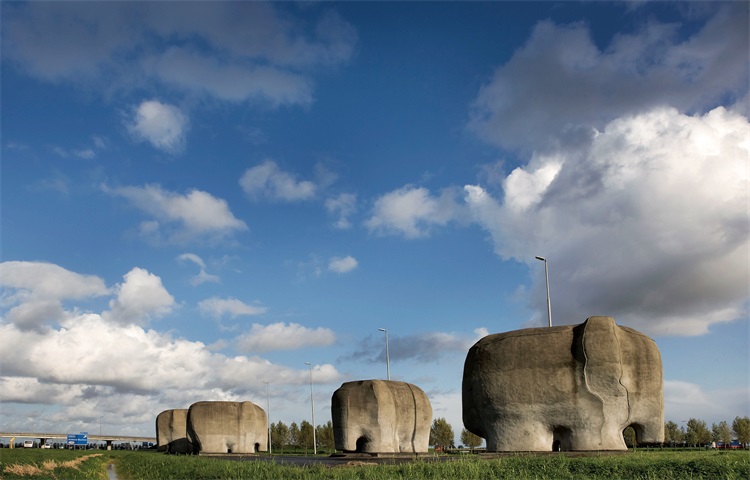 高速公路旁的大型雕塑居然是这样的