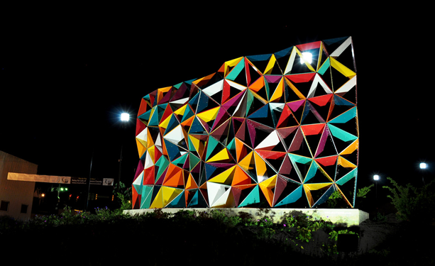 这雕塑听说代表了多样性、互联性和一致性