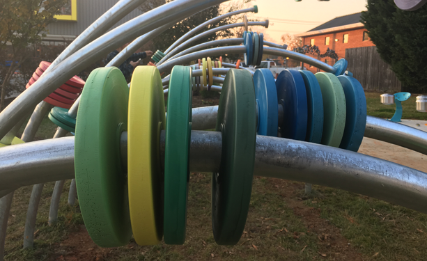 这互动雕塑孩子们一定很喜欢