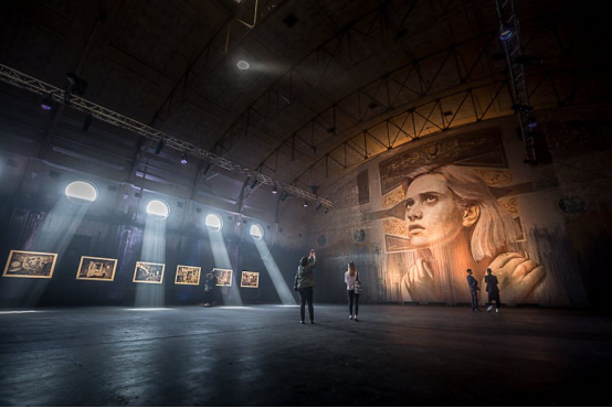 断壁中的肖像片影