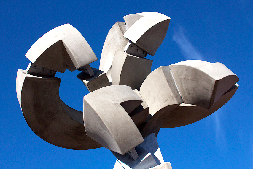 一个庞然大物  65吨的混泥土雕塑