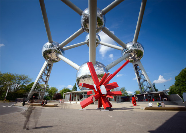 布鲁塞尔原子塔下的RockGrowth雕塑