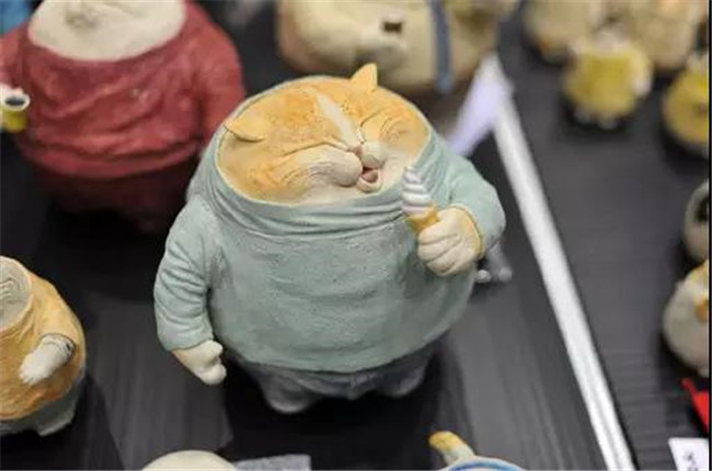 艺术家masaki拟人设计风格的猫咪黏土雕塑设计