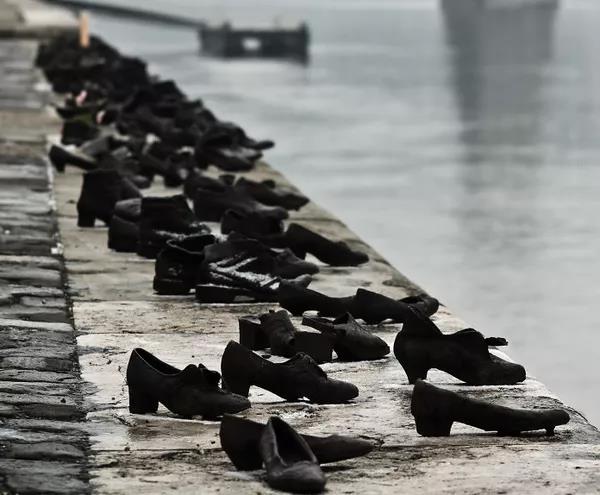 布达佩斯岸边的鞋子雕塑